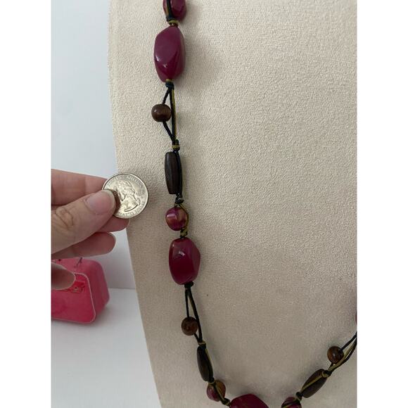 Maroon acrylic and wood long cord necklace - Picture 2 of 4